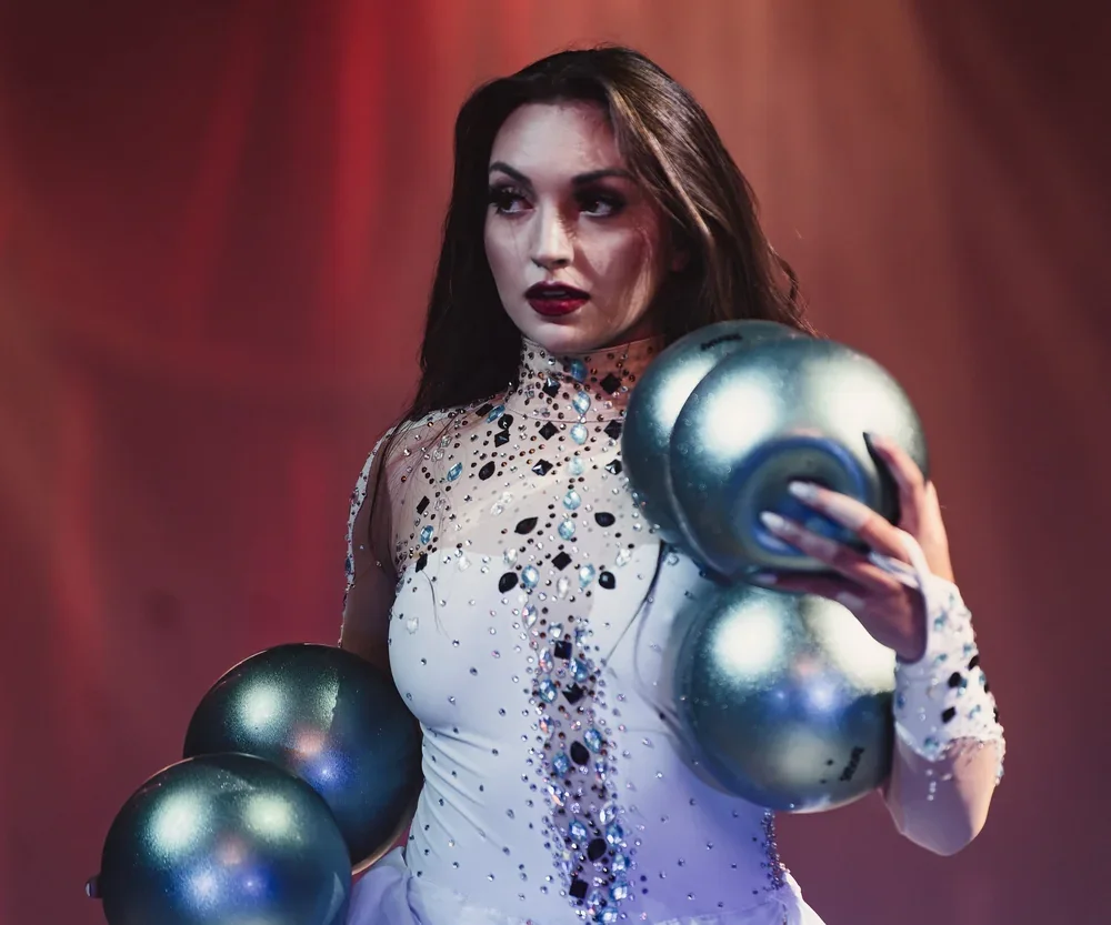Vanessa Berousek mit ihren silbernen Kugeln beim Koblenzer Weihnachtscircus