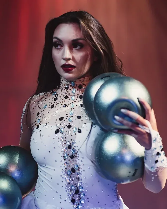 Vanessa Berousek mit ihren silbernen Kugeln beim Koblenzer Weihnachtscircus