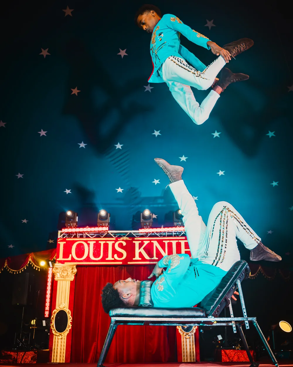 Artist fliegt hoch über seinem Partner, der ihn rücklings liegend mit den Füßen wirft, beim Koblenzer Weihnachtscircus