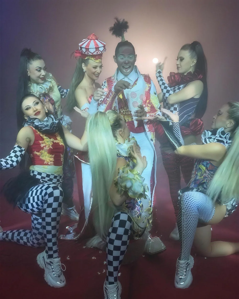 Clown und Ballett beim großen Eröffnungsbild der Show — Koblenzer Weihnachtscircus